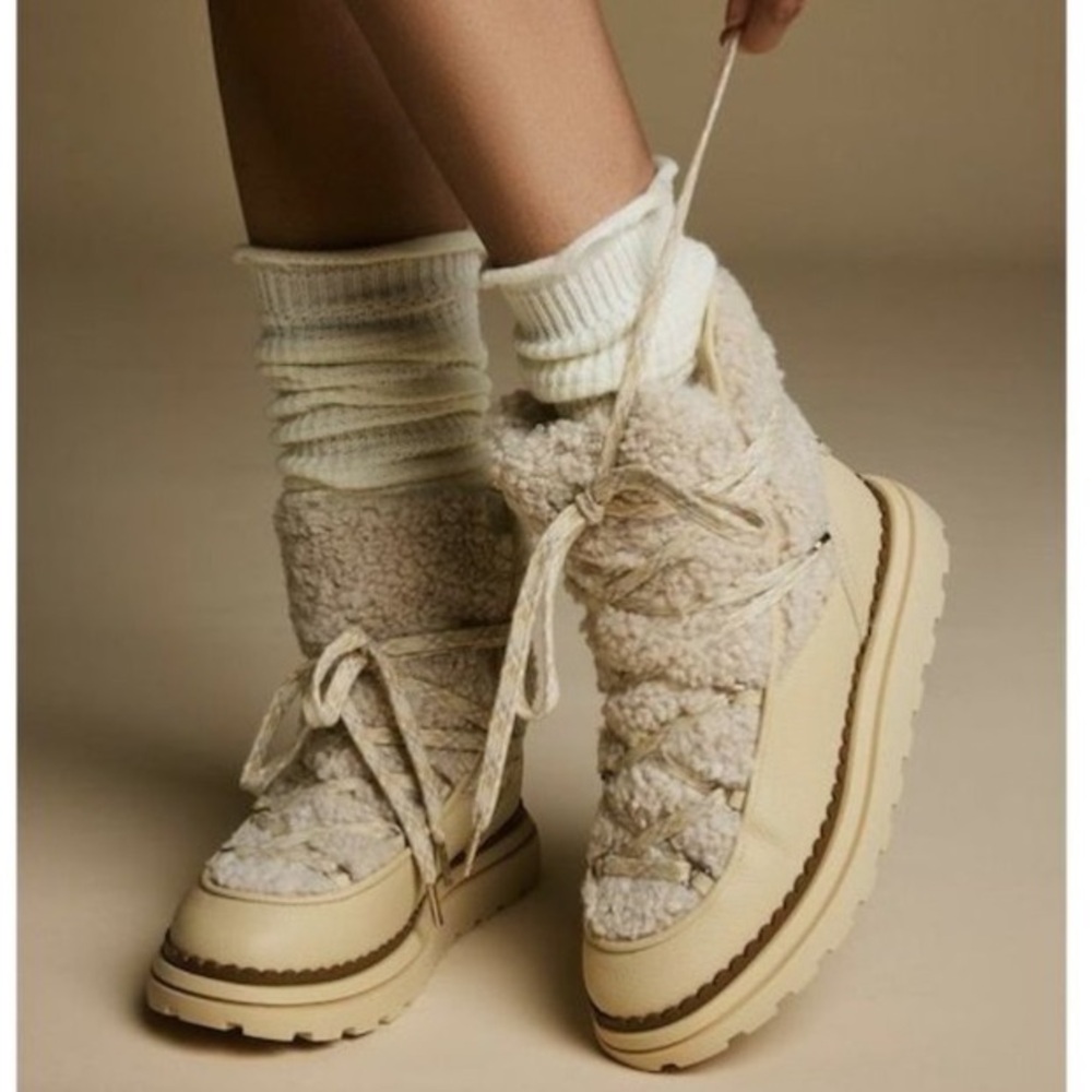 Sam Edelman Orelia Cream Sherpa Lace-Up Platform Boots, size 6.5, cozy and cute